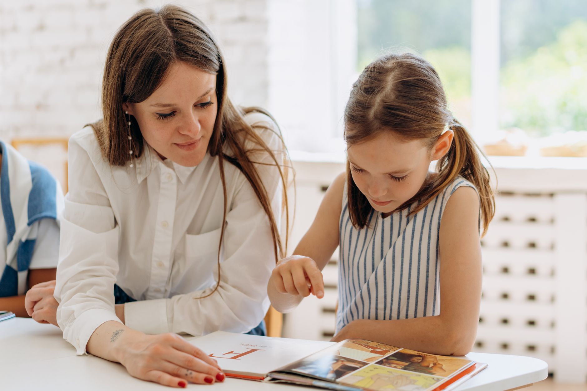 How to Teach Reading Naturally Without Curriculum (What Actually Works for Real Kids)